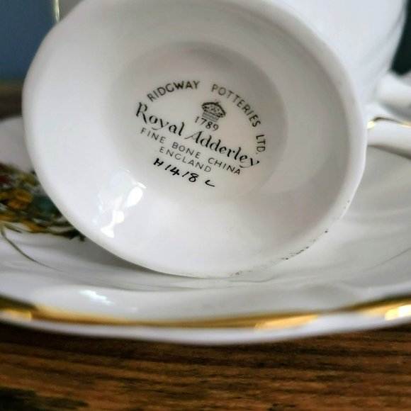 Vintage Royal Adderley Arms of Canada Teacup & Saucer Gold Trim Canadian Crest - Picture 3 of 9